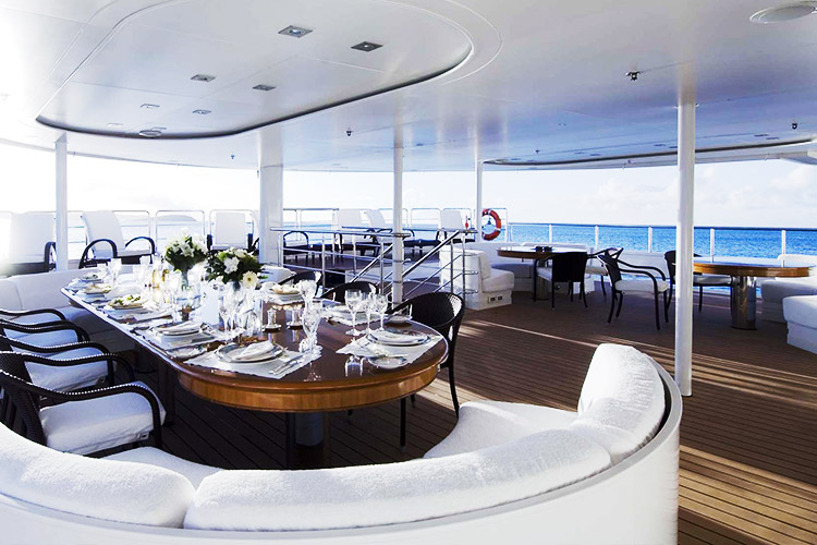 yacht-dinner